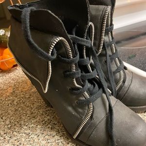 Booties with zipper detail